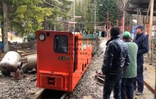 我廠的礦用電機(jī)車邁出國門，走向非洲。