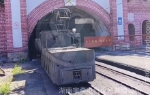 架線式電機車進入信號燈顯示區(qū)應怎么操作？