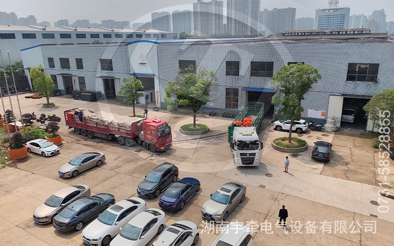 一批5噸蓄電池湘潭電機車裝車發(fā)貨