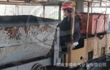 礦用防爆電機車行駛時突然搖晃是什么原因？