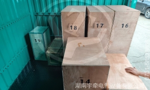 國(guó)外客戶(hù)采購(gòu)的湘潭井下電機(jī)車(chē)配件裝車(chē)發(fā)貨