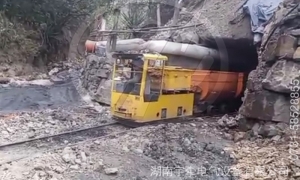 井下蓄電池電機車電源液面低應該能直接加自來水嗎？