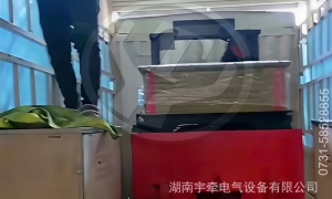 2.5噸鋰電蓄電池電機車及配件完成裝車發(fā)貨